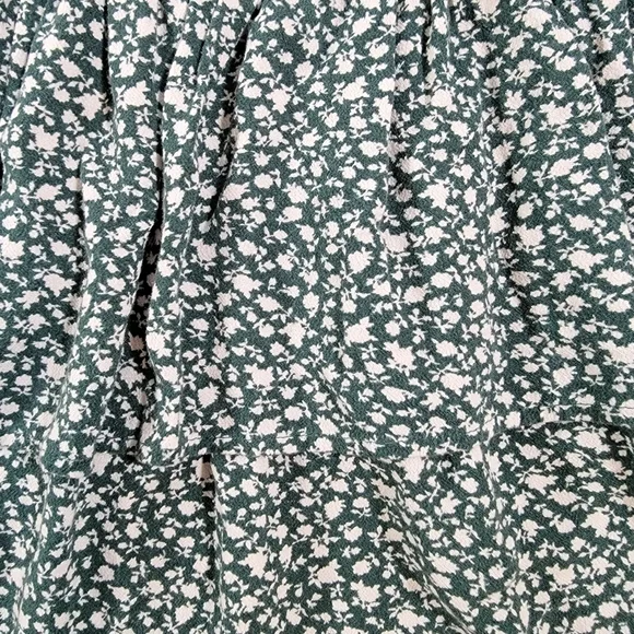 American Eagle Size Med Womens Shirt. Green and Cream Floral - Picture 3 of 6